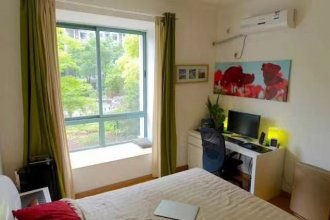 Bright master bedroom jiang su lu2/11 zhong shan park ECNU Listing on SmartShanghai housing
