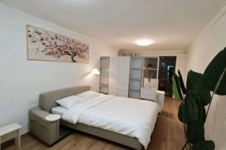 Nice 1br with garden near gubei weining rd station line2 for long&short rent Listing on SmartShanghai housing